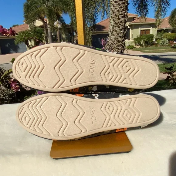 TOMS Halloween Black Slip On Shoes Size 8 Women Pumpkin Cat Broom - Picture 11 of 12